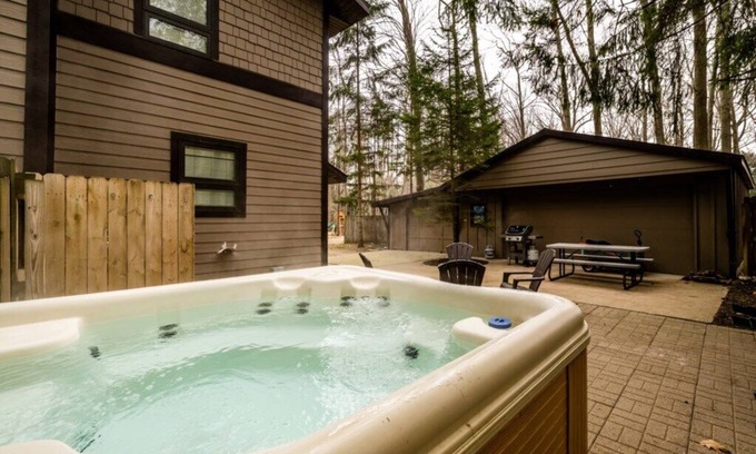Harbert Cottage | (3 Nt Min) Harbert Home With Private Hot Tub Steps To Beach!
