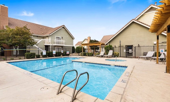 Biggs Field Hotel | 3 Pet-Friendly Units – Kitchenette, Free Breakfast & Swimming Pool