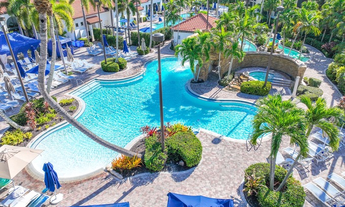 Naples Cottage | 3 Pools, lazy river, walk to 5th ave restaurants!