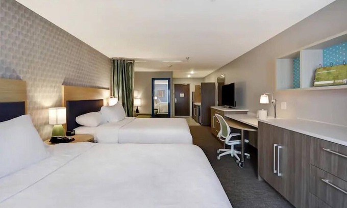 Alpine Center Hotel | 3 Relaxing Units Minutes to Frederik Meijer Gardens. FREE Breakfast, Pool!