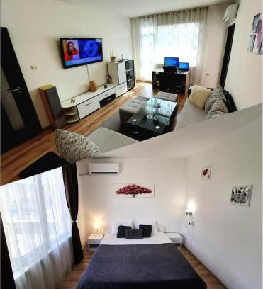 Blagoevgrad Apartment | 3 Rooms Apartment, Top Center, 1st Floor, AUBG, WiFi, PC i5 SSD, Tablet, AndroidMiTvBox, 3 LED TVs 200 Channels, Long Terrace, Self-Easy-Late Check-in, Stay Before Greece