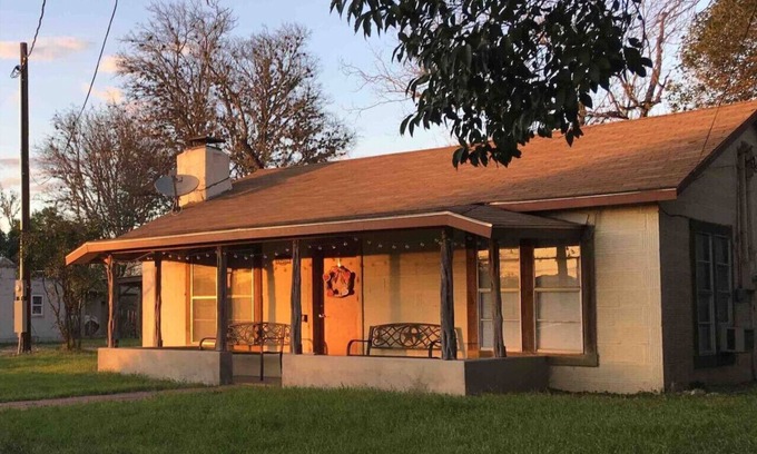 Medina Cottage | 3 Sisters Crossroads Cottage with Big Porch, close to Lost Maples