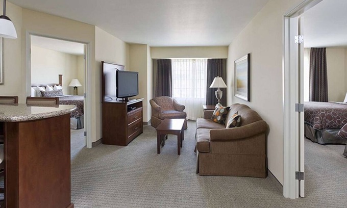 Las Colinas Resort | 3 Spacious Suites w/Kitchen and FREE Breakfast! Minutes to Parmenter Gazebo!
