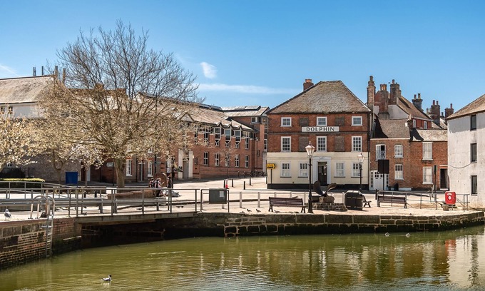 Newport Apartment | 3, The Dolphin-Stunning apartment-Quintessential-Quay views - Sleeps 2-4 people