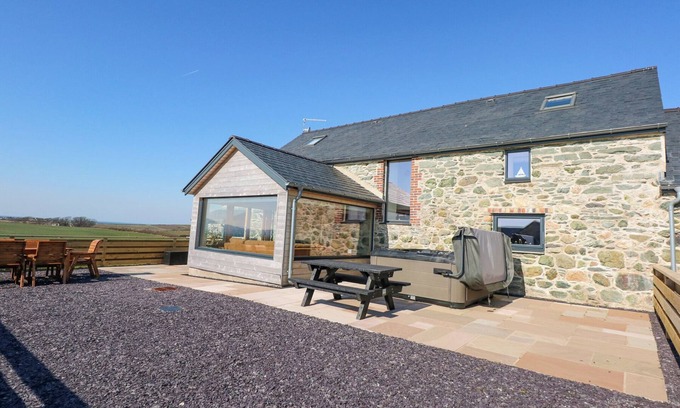 Holyhead Cottage | 3 TREM Y MOR, family friendly, with hot tub in Llanfachraeth