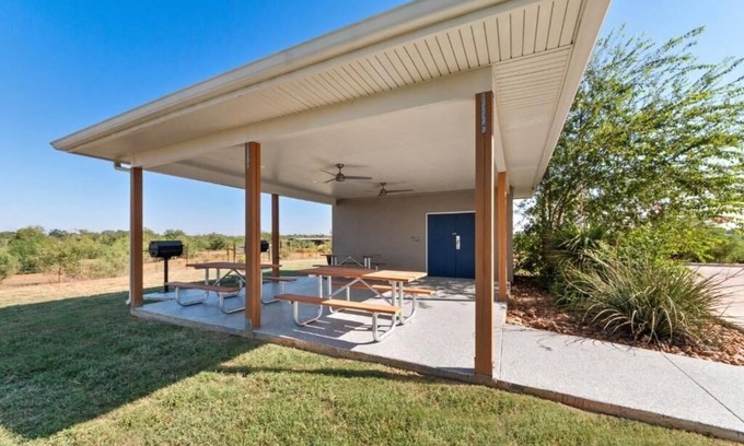 Pleasanton Hotel | 3 Units | Pleasanton, TX Stay with Kitchen