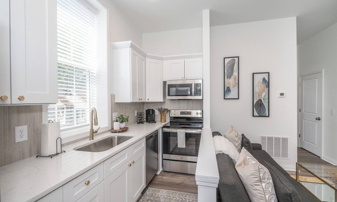 Covington Condo | 3 Updated Covington Suites Perfect for Your Group – Walk to Shopping and Dining
