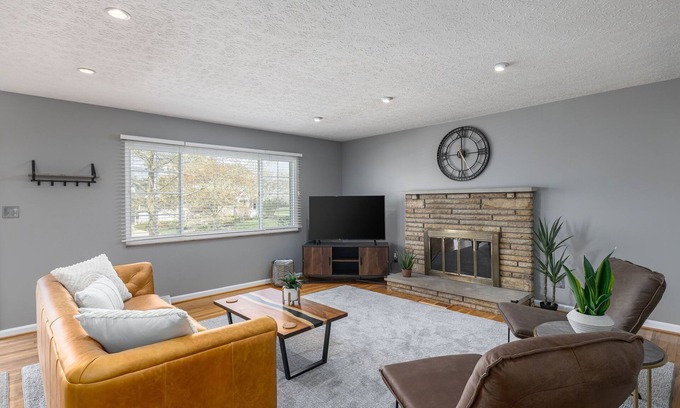Knolls Thomas House | 30 Day Min Rental - 3BR House - Dogs Welcome - Walk to Riverside Hospital