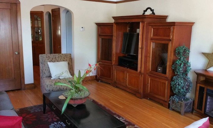 Altamont House | 30+Day❤️Smart Craftsman ❤️ of Downtown | King Double Crib | BBQ, Patio Set + Fen
