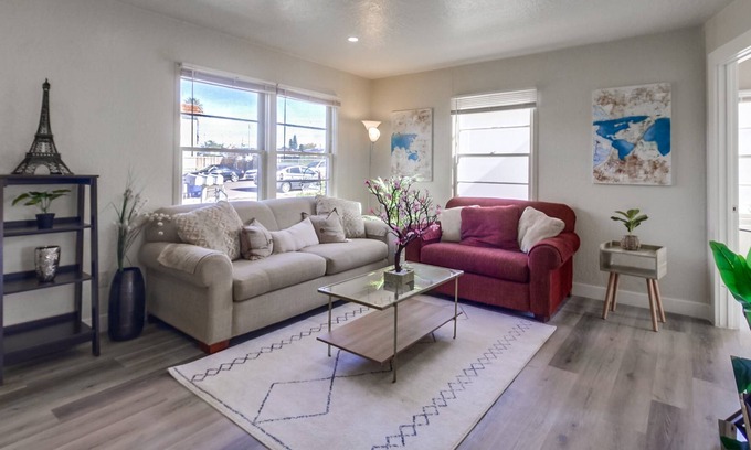 Otay House | (30 days minimum) Lovely 3-Bedroom Home with 3 Queen Beds + Free Wi-Fi + Parking