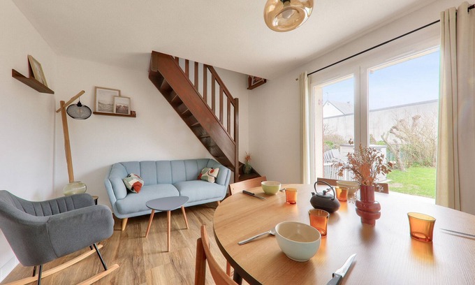 Saint-Jacques Ski Chalet | 300 m from the beach - House for 4 with garden