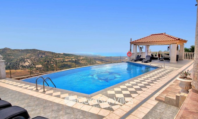 Kathikas Villa | 300 m² Villa ∙ 6 bedrooms ∙ 14 guests