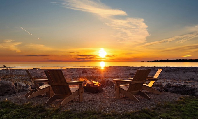 Northern Bruce Peninsula Cottage | 300ft Modern Luxury Lakefront +Hot tub Steam bath