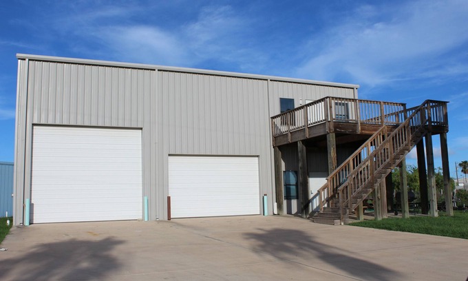 Port Mansfield House | 308 Copano - Vast open design, modern & can accommodate big groups