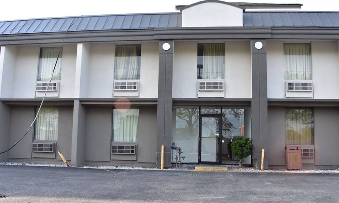 Melrose Park House | 30mins Drive To Downtown Chicago! Right on Budget, FREE Parking, Pets Allowed!
