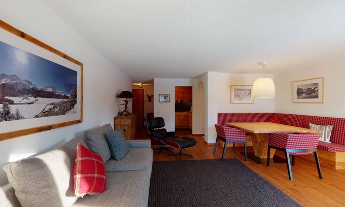 Surlej Apartment | 3½-room apartment on the ground floor, entrance hall with wardrobe, living room