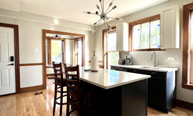 Little Village Apartment | 31+Day Stay. 20 min Drive to Midway, South Loop, Beach, & Museums.