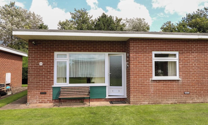 Mundesley Cottage | 31 SIESTA MAR CHALET PARK, pet friendly, with a garden in Mundesley