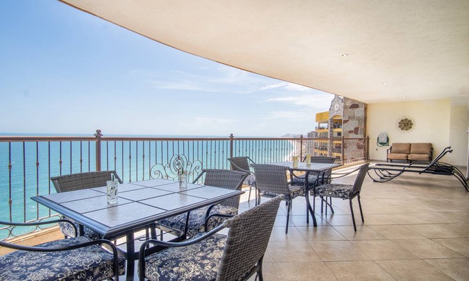 Bella Vista Condo | 313 m² Condo ∙ 4 bedrooms ∙ 8 guests