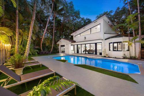Northeast Coconut Grove House | 313 m² House ∙ 5 bedrooms ∙ 12 guests