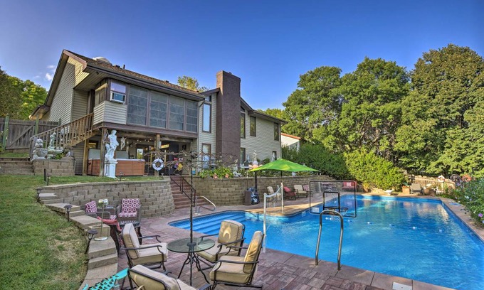 South Central Omaha House | 315 m² House ∙ 4 bedrooms ∙ 16 guests