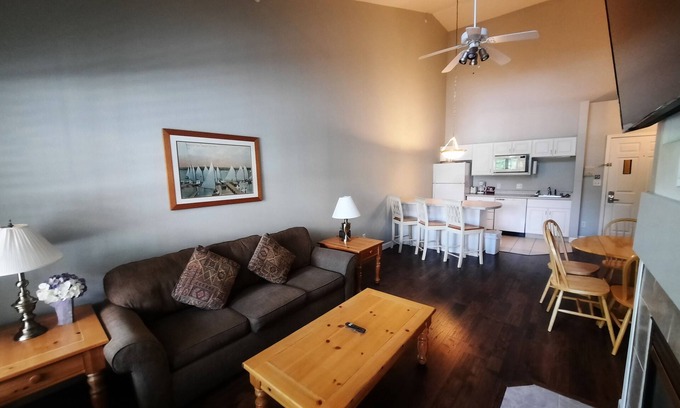 Delavan Lake Condo | 320 - One Bedroom Condo Suite w/2 Queens