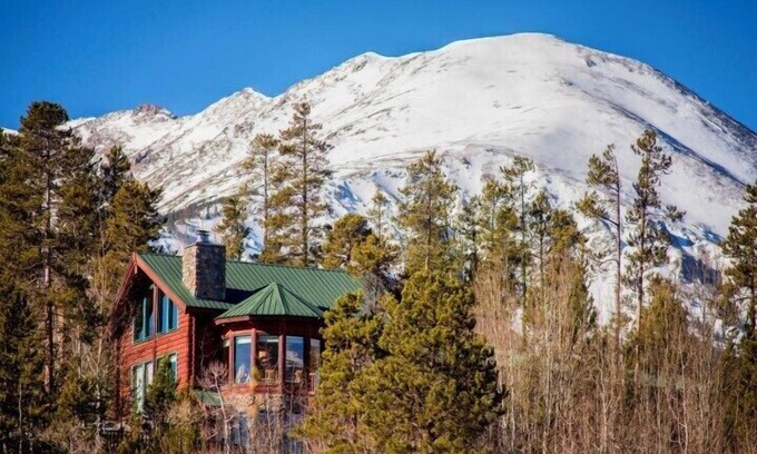 Three Peaks House | 3200+SF Log Home 4BR/4BA Plus Loft With Stunning Views; Minutes to Ski Resorts