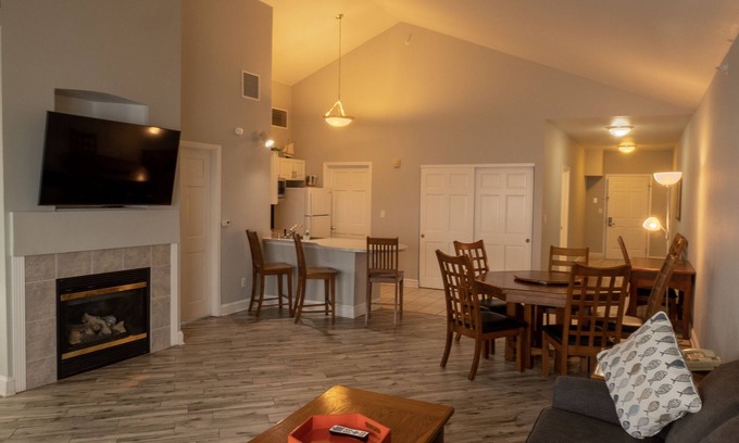 Delavan Lake Condo | 323 - Premium Lake View w/Spacious Living Area