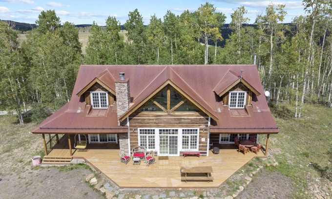 Placerville House | 325 m² House ∙ 5 bedrooms ∙ 12 guests