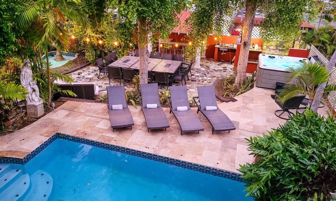 Santurce House | 325 m² House ∙ 6 bedrooms ∙ 24 guests