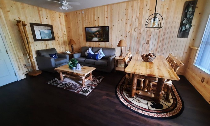 Delavan Lake Condo | 330 - Log Cabin Style One Bedroom Condo Suite w/2 Queens