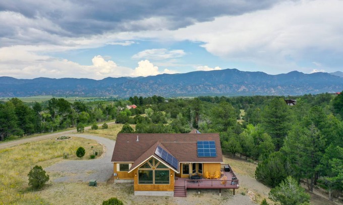 Nathrop House | 334 m² House ∙ 3 bedrooms ∙ 6 guests