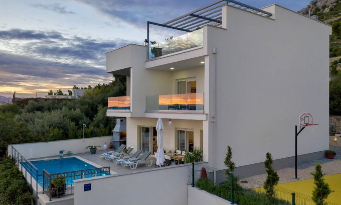 Krvavica House | 340 m² House ∙ 4 bedrooms ∙ 6 guests