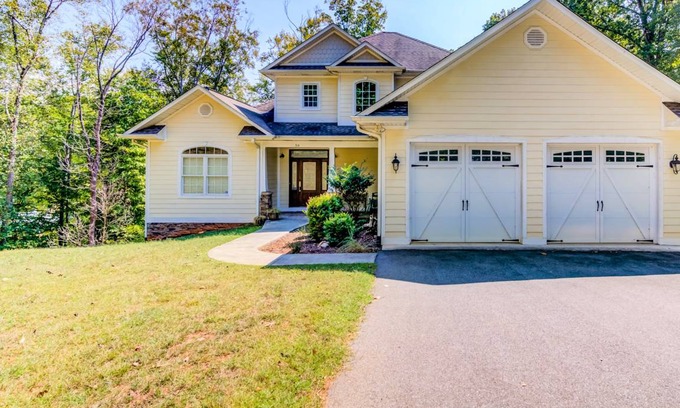 Westlake Corner House | 344 m² House ∙ 3 bedrooms ∙ 6 guests