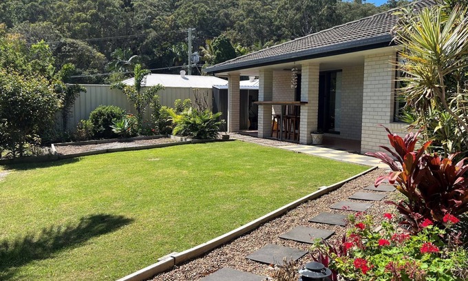 Rainbow Beach House | 35 Rumbalara Avenue - Rainbow Beach. Swimming pool, air conditioning.
