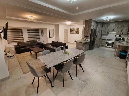 Vereeniging Apartment | 350 m² Apartment ∙ 4 bedrooms ∙ 8 guests