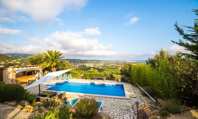 Calonge House | 350 m2 house, magnificent view, 6 mins to the sea, sleeps 14, all comfort