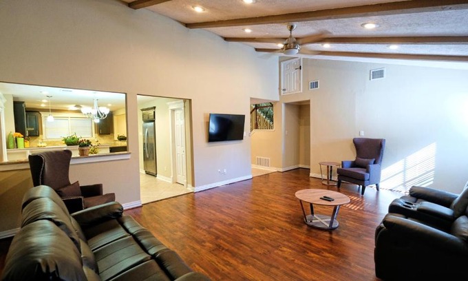 Clodine House | 350k Home, 5 BDR, Up to 16 guest, Middle of Town - Templar