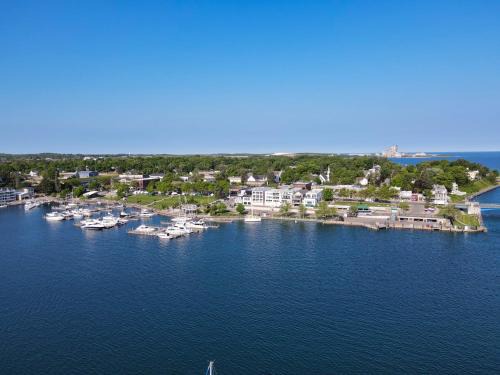 Charlevoix House | 356 Edgewater Inn