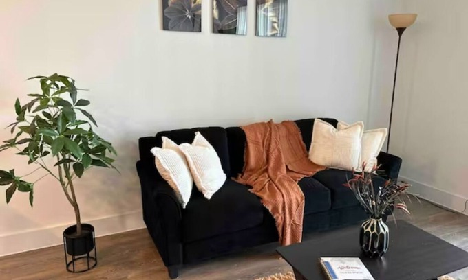 Pflugerville Apartment | 37 Cozy King w Resort Amenities