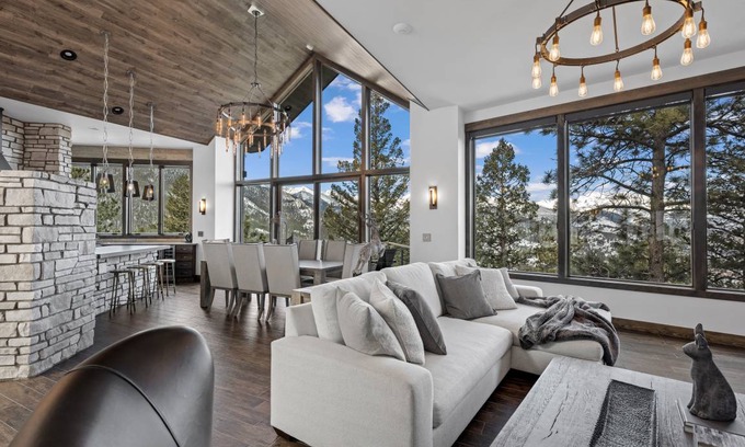 Windcliff Estates House | 371 m² House ∙ 4 bedrooms ∙ 8 guests