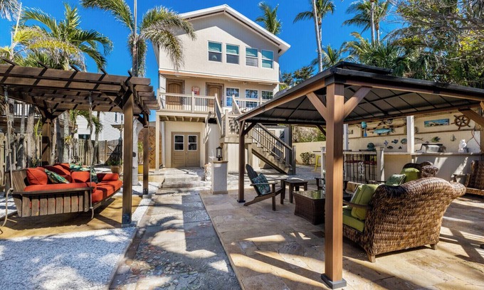 Downtown Boca Grande Historic District House | 371 Park Ave - 4 Bed/2 Bath - 2 Kitchens - Outdoor Kitchen - Sleeps 8 - Pet Friendly!