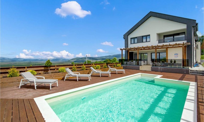 Udbina House | 380 m² House ∙ 4 bedrooms ∙ 10 guests