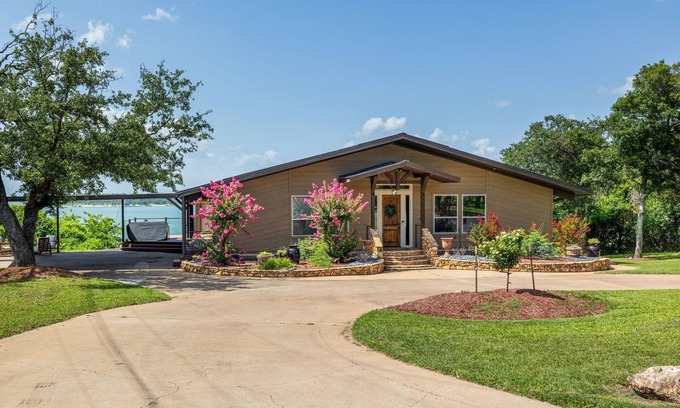 Belton House | 3800sf Lake Front Home, Hot Tub, Next to Boat Ramp and Park, Centrally Located!