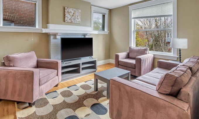 Shaw House | 3861-Stylish and Unique 3 Bedroom Unit in Shaw!