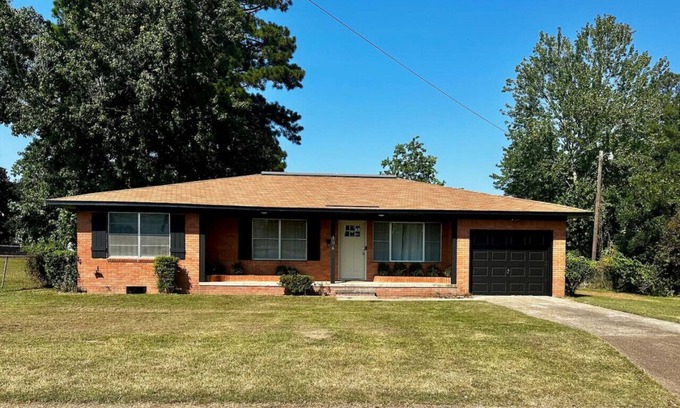 Leesville House | 3B/2B Southern Country in the City