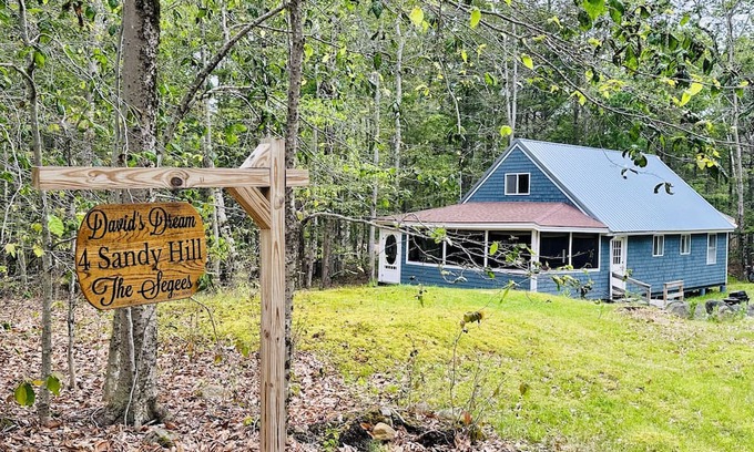 Standish House | 3Bd, 1 bath camp on Frye Island close to Beach 6 with screened-in porch!