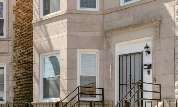 Woodlawn Apartment | 3bd 1bth | 1 mi to Univ of Chicago | 16 Min - Dtwn