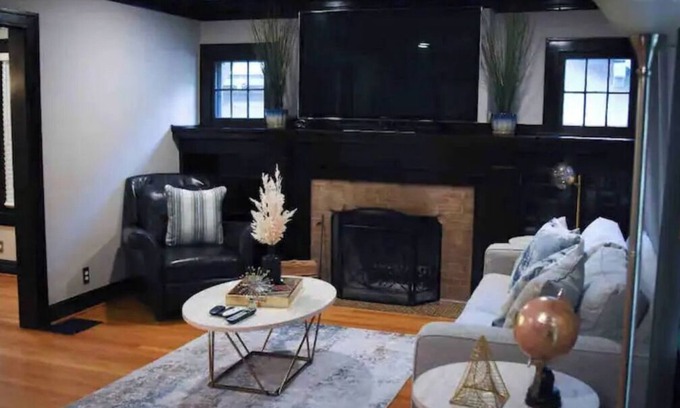 South Kansas City House | 3BD 2BA Prestigious Neighborhood Monthly Rental! Fully Fenced & Garage!