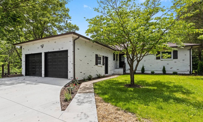 Columbia House | 3bd 2ba Private Oasis with a hot tub!